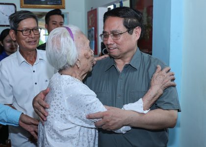 Thủ tướng thăm Mẹ Việt Nam anh hùng, dâng hương tại Thành cổ Quảng Trị và Nghĩa trang Đường 9