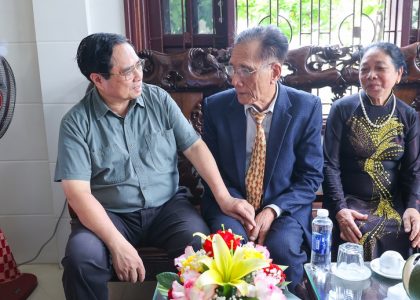 Thủ tướng khảo sát dự án Nhà ga T2 sân bay Đồng Hới và thăm gia đình thương binh tại Quảng Trị
