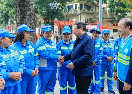 Thủ tướng Phạm Minh Chính cảm ơn, tặng quà công nhân vệ sinh môi trường tại Thủ đô
