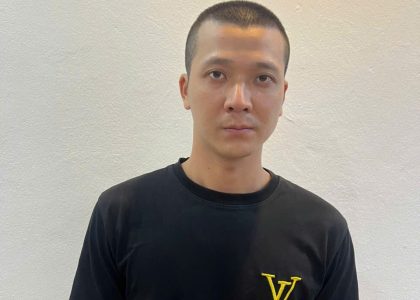 Bắt giữ đối tượng dùng dao đe doạ hai vợ chồng tại bến chờ xe buýt