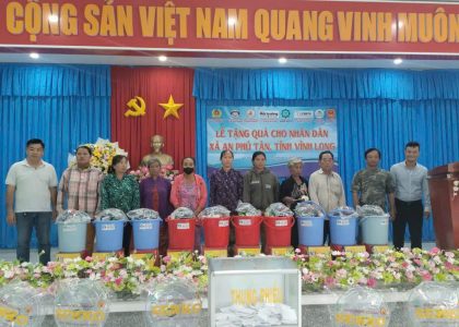Tạp chí Môi trường và Xã hội đồng hành trao 150 phần quà an sinh xã hội đến hộ khó khăn tại xã An Phú Tân